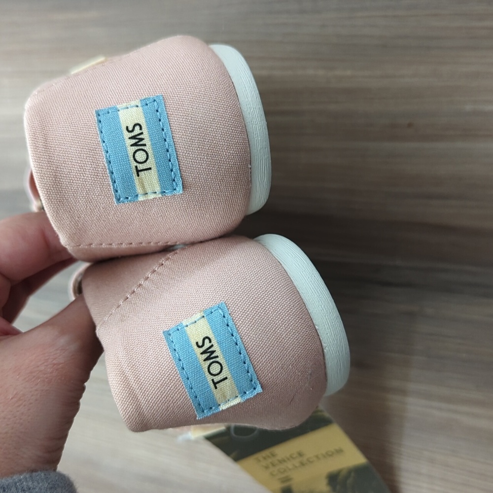 Tom's pink FRIYAY! slipons - Picture 4 of 4
